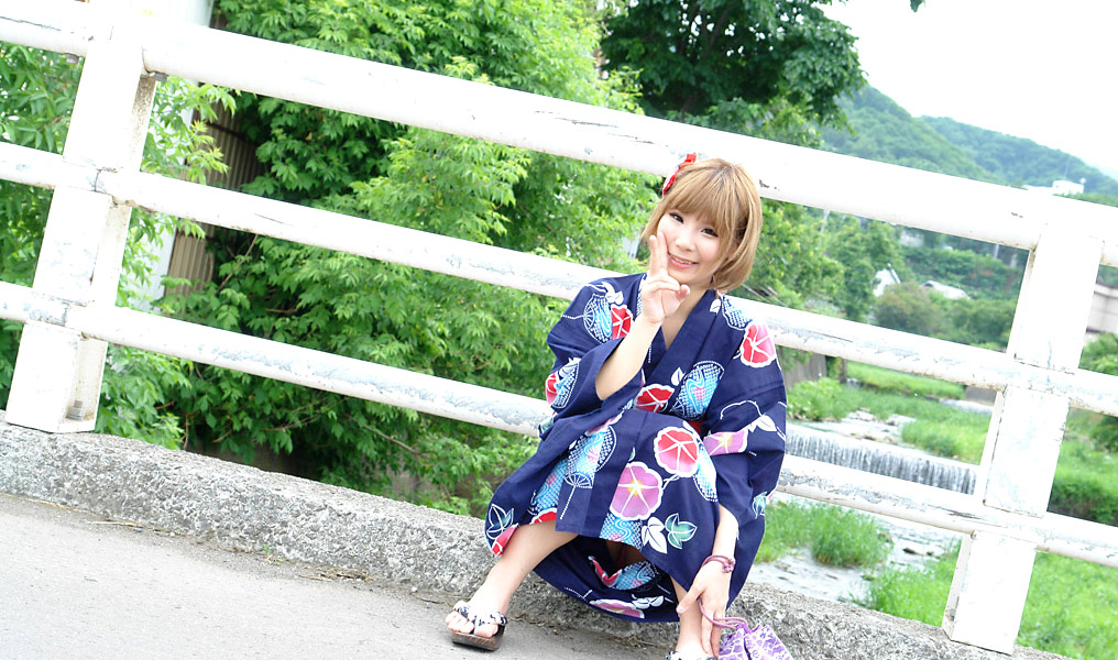 Японка Aiko Endou забрызгала сквиртом оранжевый диван